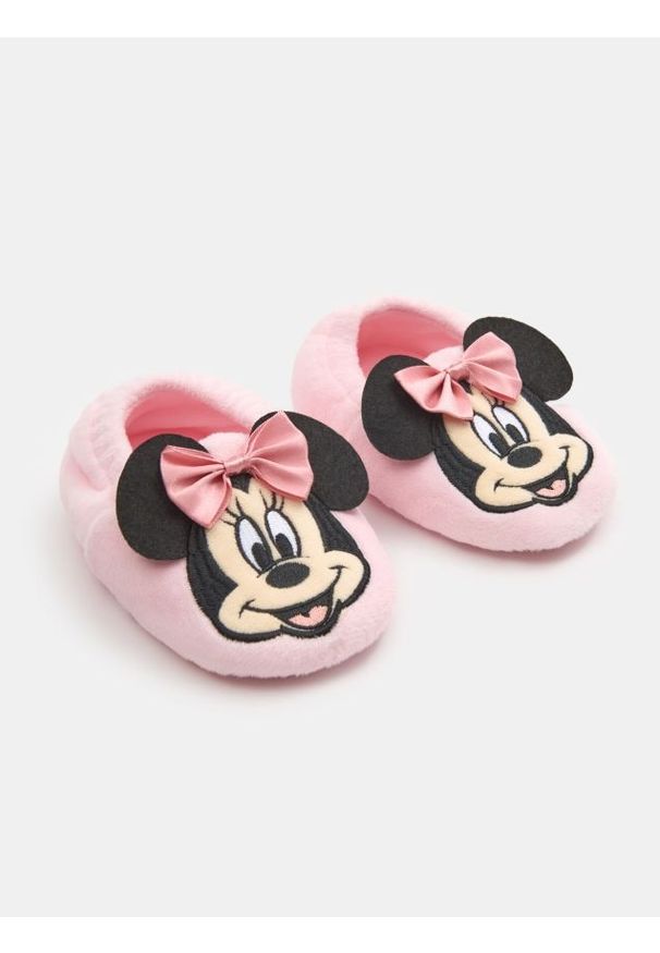 Sinsay - Kapcie z elementami 3D Minnie Mouse - różowy. Kolor: różowy. Wzór: motyw z bajki