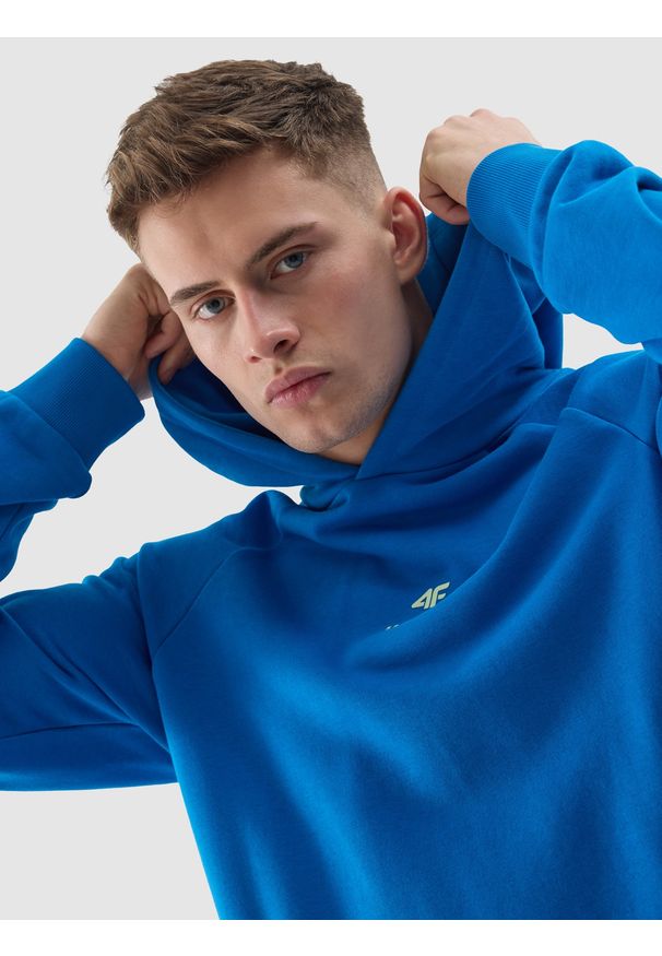 4f - 4F Bluza dresowa nierozpinana z kapturem z bawełny organicznej męska - kobaltowa L. Okazja: na co dzień. Typ kołnierza: kaptur. Kolor: niebieski. Materiał: bawełna, dresówka. Długość rękawa: raglanowy rękaw. Wzór: gładki, nadruk, ze splotem. Styl: sportowy, casual