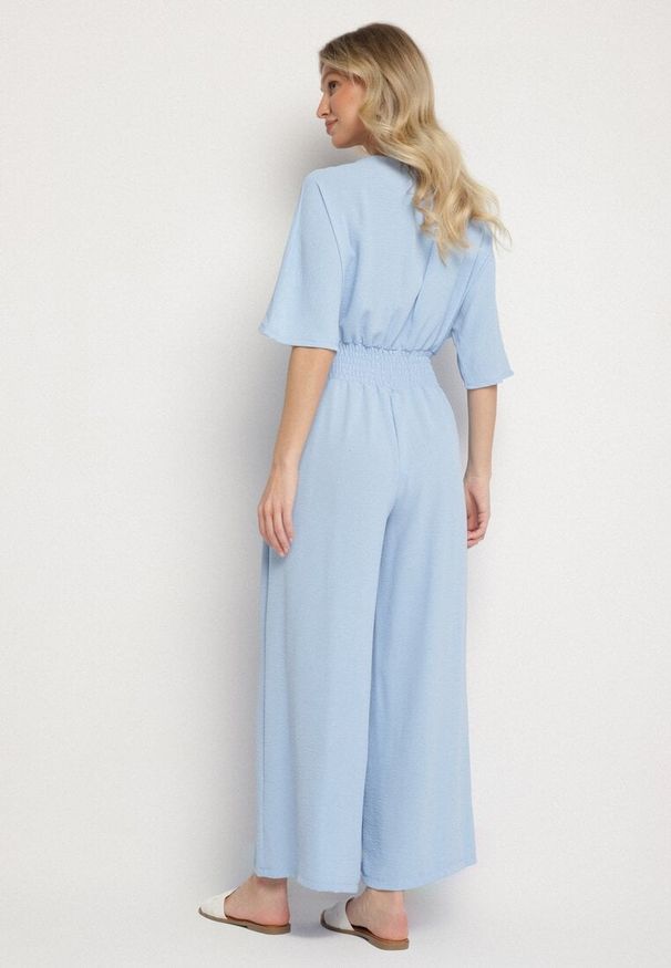 Born2be - Jasnoniebieski Kopertowy Kombinezon z Gumką w Talii i Szerokimi Nogawkami Vimashea. Okazja: na co dzień. Kolor: niebieski. Styl: elegancki, casual