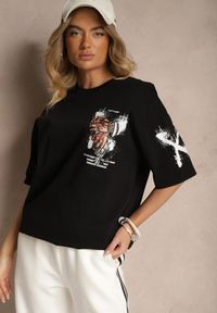 Renee - Czarna Koszulka Oversize z Bawełny Zdobiona Nadrukiem Nilravia. Okazja: na co dzień. Kolor: czarny. Materiał: bawełna. Wzór: aplikacja, nadruk. Styl: casual, elegancki