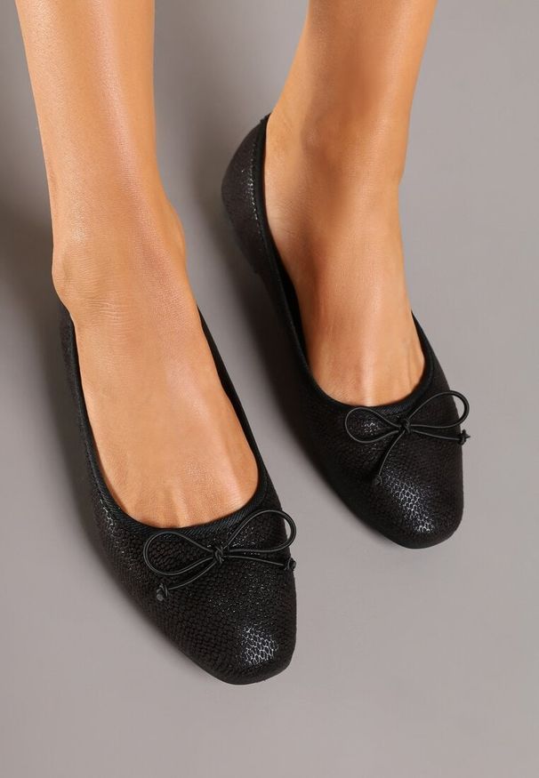 Born2be - Czarne Balerinki Vices z Kokardką i Tłoczeniem Imitującym Skórę Węża Mirtewi. Kolor: czarny. Materiał: skóra. Styl: elegancki