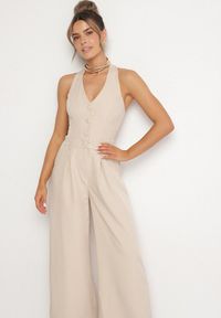 Born2be - Beżowy Kombinezon Taliowany Ozdobiony Guzikami Niladwenna. Kolor: beżowy. Wzór: aplikacja. Styl: elegancki #7