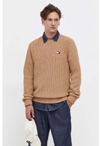 Tommy Jeans sweter bawełniany kolor beżowy. Kolor: beżowy. Materiał: bawełna. Wzór: aplikacja. Styl: klasyczny
