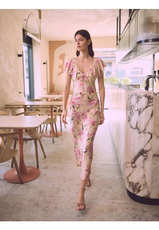 Reserved - Sukienka maxi w kwiatowy wzór - wielobarwny. Materiał: wiskoza. Wzór: kwiaty. Długość: maxi