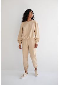 marsala-butik.pl - Spodnie dresowe typu jogger w kolorze INTENSE BEIGE - DISPLAY-M. Stan: podwyższony. Kolor: beżowy. Materiał: dresówka. Styl: elegancki #1