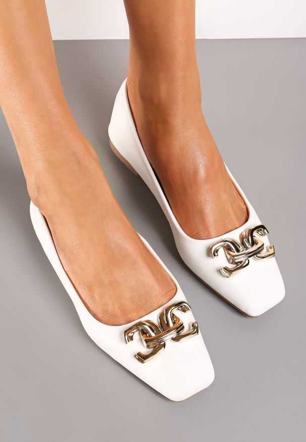 Born2be - Białe Balerinki z Łańcuszkową Klamrą i Kwadratowym Noskiem Rennele. Okazja: na co dzień. Zapięcie: klamry. Kolor: biały. Materiał: jeans. Styl: casual, klasyczny, elegancki