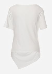 Born2be - Biała Wiskozowa Bluzka Marszczona o Asymetrycznym Kroju z Krótkim Rękawem Menirephis. Okazja: na co dzień. Typ kołnierza: dekolt w łódkę. Kolor: biały. Długość: krótkie. Wzór: gładki. Materiał: wiskoza. Długość rękawa: krótki rękaw. Sezon: lato. Styl: casual, klasyczny #5