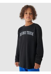 4f - 4F Longsleeve oversize chłopięcy - czarny 122 (6-7 lat). Okazja: na co dzień. Kolor: czarny. Materiał: dzianina, bawełna, jersey. Długość rękawa: długi rękaw. Długość: długie. Wzór: gładki, ze splotem, napisy. Sezon: lato. Styl: klasyczny, sportowy, casual