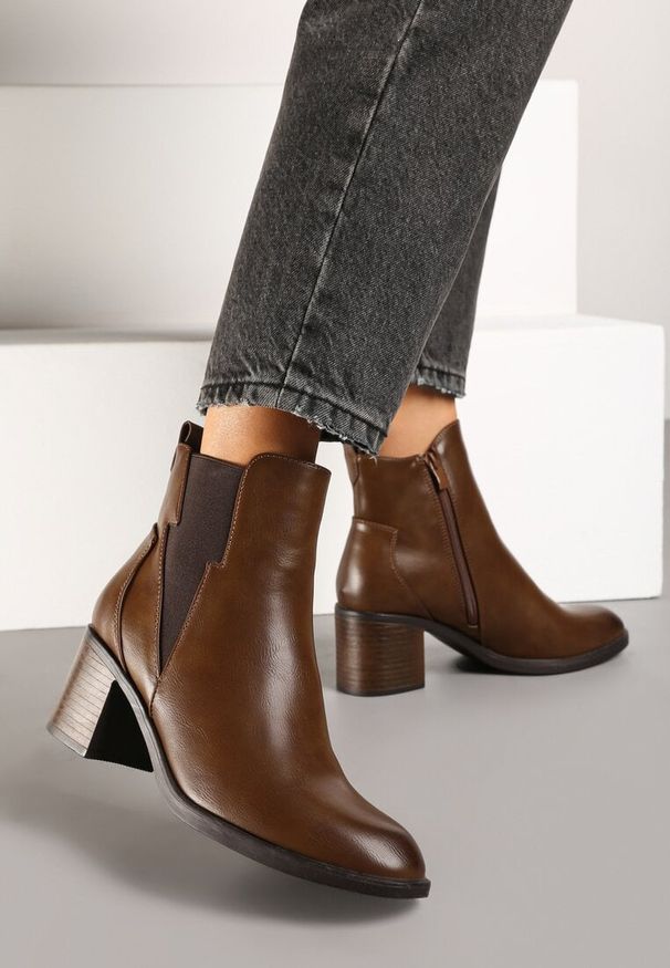 Born2be - Brązowe Botki na Obcasie w Stylu Sztybletów Ozdobione Piorunem Alzinna. Kolor: brązowy. Materiał: jeans. Wzór: aplikacja. Obcas: na obcasie. Styl: elegancki. Wysokość obcasa: średni