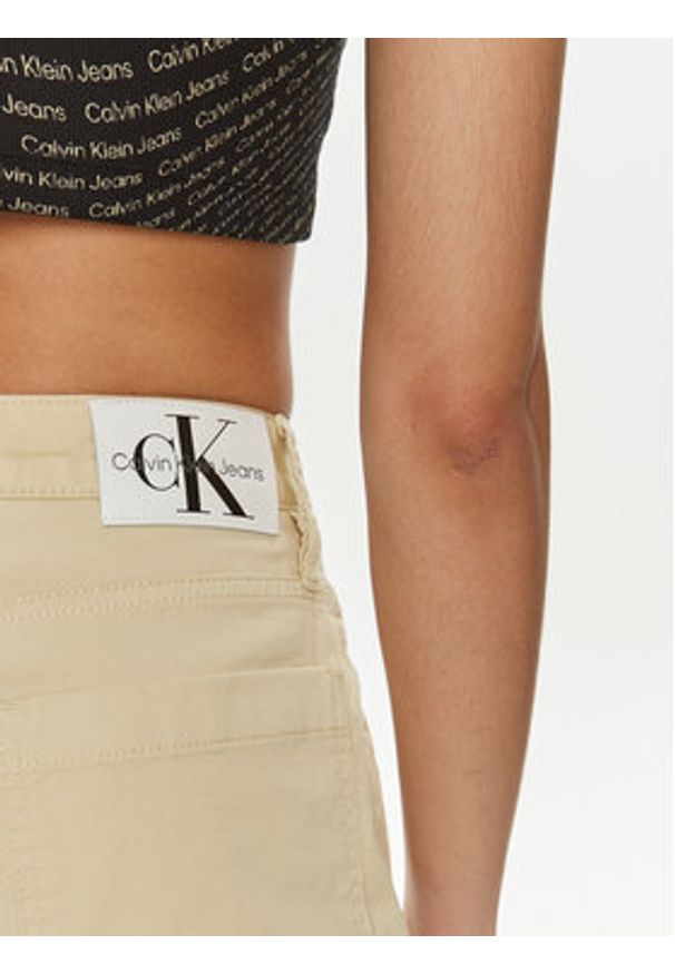 Calvin Klein Jeans Szorty materiałowe J20J223135 Beżowy Mom Fit. Kolor: beżowy. Materiał: bawełna