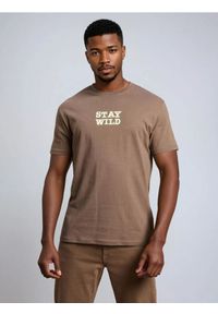 Sinsay - Bawełniana koszulka z napisem - brązowy. Kolor: brązowy. Materiał: bawełna. Wzór: napisy #1