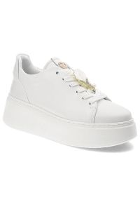 Białe Sneakersy Carinii Modne Obuwie Damskie Z Broszką. Okazja: na spacer. Kolor: biały. Materiał: materiał. Sport: turystyka piesza