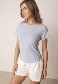 Born2be - Jasnoniebieski Gładki T-shirt w Klasycznym Stylu Salodone. Okazja: do pracy, na co dzień. Kolor: niebieski. Materiał: materiał, jeans. Wzór: gładki. Styl: klasyczny #1