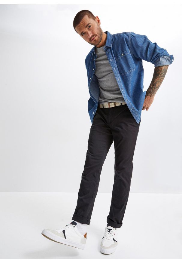 bonprix - Spodnie chinosy regular fit z wygodną talią i paskiem, straight. Kolor: czarny