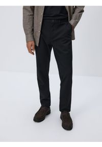 Reserved - Spodnie chino slim z wiskozą - czarny. Kolor: czarny. Materiał: wiskoza #1