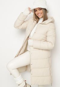 Born2be - Jasnobeżowa Długa Kurtka Płaszcz Zapinana na Suwak i Napy z Kapturem Tasperia. Okazja: na co dzień, do pracy, na spotkanie biznesowe. Typ kołnierza: kaptur. Kolor: beżowy. Materiał: jeans. Długość rękawa: długi rękaw. Długość: długie. Styl: biznesowy, casual, elegancki #3