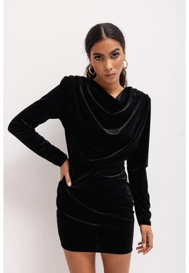 Marsala - Sukienka z długim rękawem o klasycznym kroju w kolorze BLACK VELVET - COLLETTE. Okazja: na imprezę. Kolor: czarny. Materiał: poliester, materiał, welur. Długość rękawa: długi rękaw. Styl: klasyczny. Długość: mini