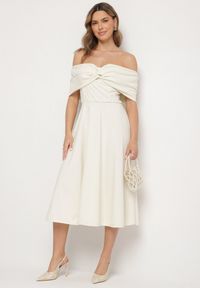 Born2be - Beżowa Rozkloszowana Sukienka z Odsłoniętymi Ramionami i Drapowaniem Odilene. Okazja: na imprezę. Kolor: beżowy. Sezon: lato. Typ sukienki: z odkrytymi ramionami. Styl: elegancki #2