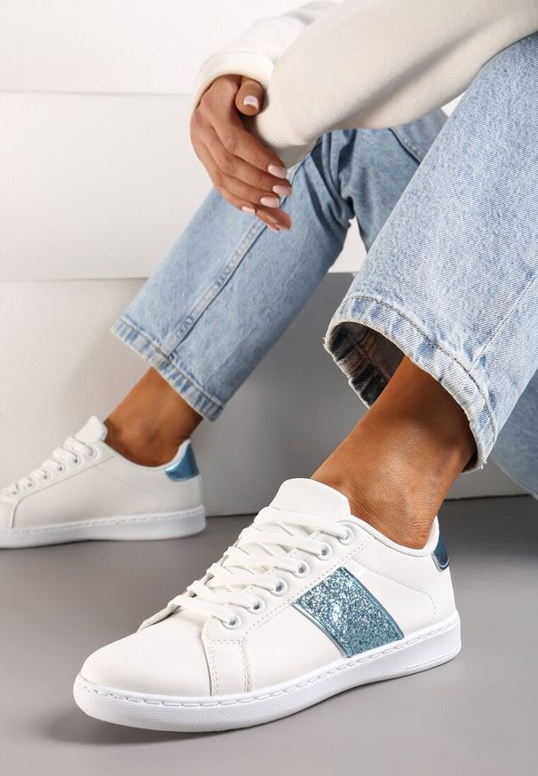 Born2be - Biało-Niebieskie Sneakersy z Brokatowym Paskiem na Bogu Calapsa. Nosek buta: okrągły. Zapięcie: pasek. Kolor: biały. Materiał: materiał. Obcas: na obcasie. Wysokość obcasa: niski