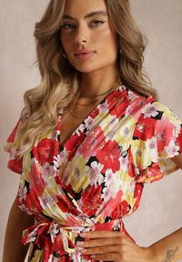 Renee - Czerwono-Żółta Rozkloszowana Sukienka z Kopertowym Dekoltem i Wiązanym Paskiem Kanges. Kolor: czerwony. Materiał: materiał, tkanina, wiskoza. Wzór: aplikacja. Sezon: lato. Typ sukienki: kopertowe