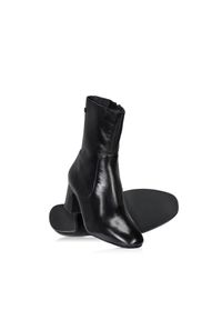 Ochnik - Buty damskie. Kolor: czarny. Materiał: skóra, lakier. Szerokość cholewki: normalna. Obcas: na obcasie. Styl: elegancki, klasyczny. Wysokość obcasa: średni #2