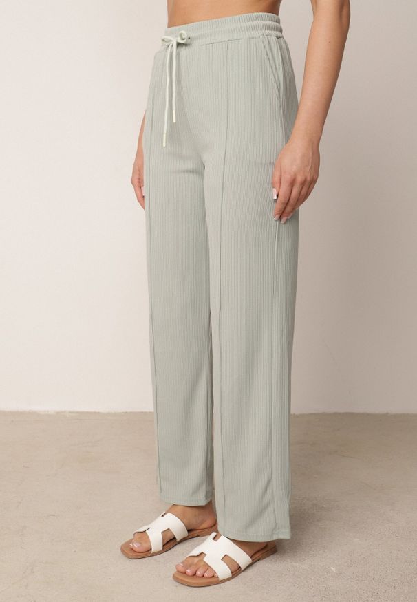 Born2be - Zielone Szerokie Spodnie z Prążkowanej Tkaniny z Wysokim Stanem Sarora. Okazja: na co dzień. Stan: podwyższony. Kolor: zielony. Materiał: tkanina, prążkowany. Wzór: prążki. Styl: casual