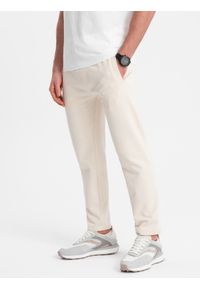 Ombre Clothing - Męskie spodnie dresowe z nogawką bez ściągacza - kremowe V11. Kolor: kremowy. Materiał: dresówka. Wzór: aplikacja. Styl: klasyczny, sportowy #3