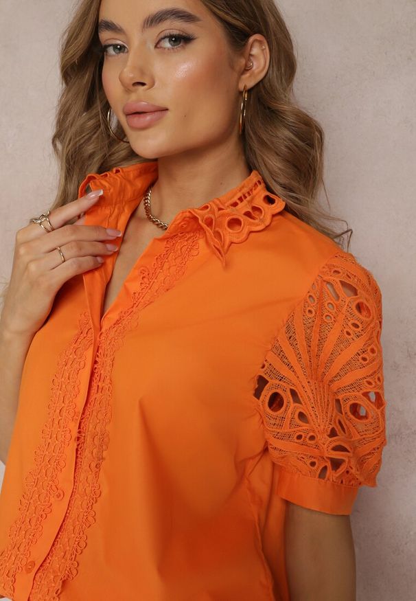 Renee - Pomarańczowa Koszula z Ozdobnym Kołnierzem i Rękawami z Koronkowymi Wstawkami Brixta. Kolor: pomarańczowy. Materiał: koronka. Styl: elegancki