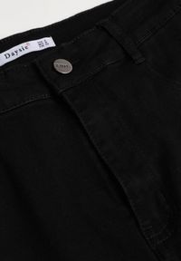 Renee - Czarne Jeansy High Waist z Szeroką Nogawką Riloresa. Okazja: na spacer, na co dzień. Stan: podwyższony. Kolor: czarny. Styl: casual, klasyczny, wizytowy #4