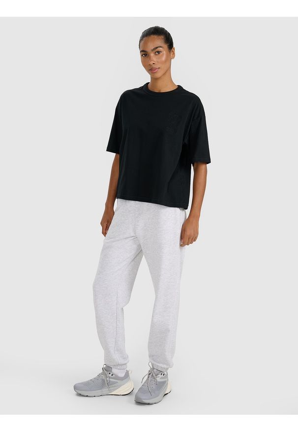4f - 4F T-shirt oversize z nadrukiem damski - czarny XL. Okazja: na co dzień. Kolor: czarny. Materiał: materiał, bawełna, jersey, dzianina. Długość rękawa: krótki rękaw. Długość: krótkie. Wzór: nadruk. Styl: sportowy, klasyczny, casual
