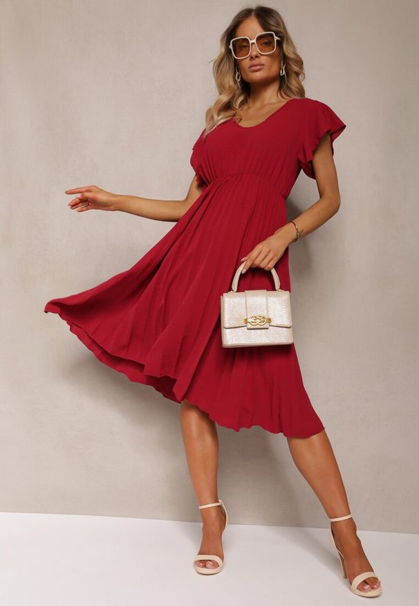 Renee - Bordowa Rozkloszowana Sukienka z Plisami i Dekoltem w V Rissari. Typ kołnierza: dekolt w kształcie V. Kolor: czerwony. Materiał: skóra. Długość rękawa: krótki rękaw