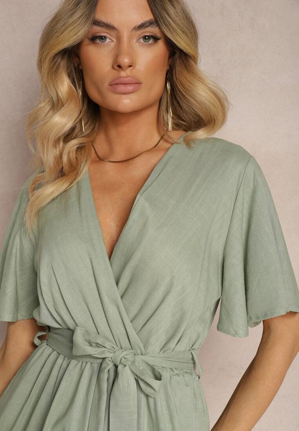 Renee - Ciemnozielony Kopertowy Kombinezon z Bawełny Wiązany w Talii Materiałowym Paskiem Vikly. Okazja: na co dzień. Kolor: zielony. Materiał: bawełna, materiał. Styl: casual, elegancki