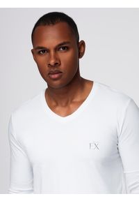Ombre Clothing - Męski longsleeve V-neck SLIM FIT z elastanem i printem – biały V2. Okazja: na co dzień. Typ kołnierza: dekolt w serek. Kolor: biały. Materiał: elastan. Długość rękawa: długi rękaw. Wzór: nadruk. Styl: klasyczny, casual #3