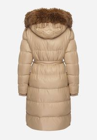 Born2be - Beżowa Długa Pikowana Kurtka z Kapturem Odpinanym Futerkiem i Paskiem w Talii Serenira. Okazja: na spacer. Typ kołnierza: kaptur. Kolor: beżowy. Materiał: futro. Długość: długie #7