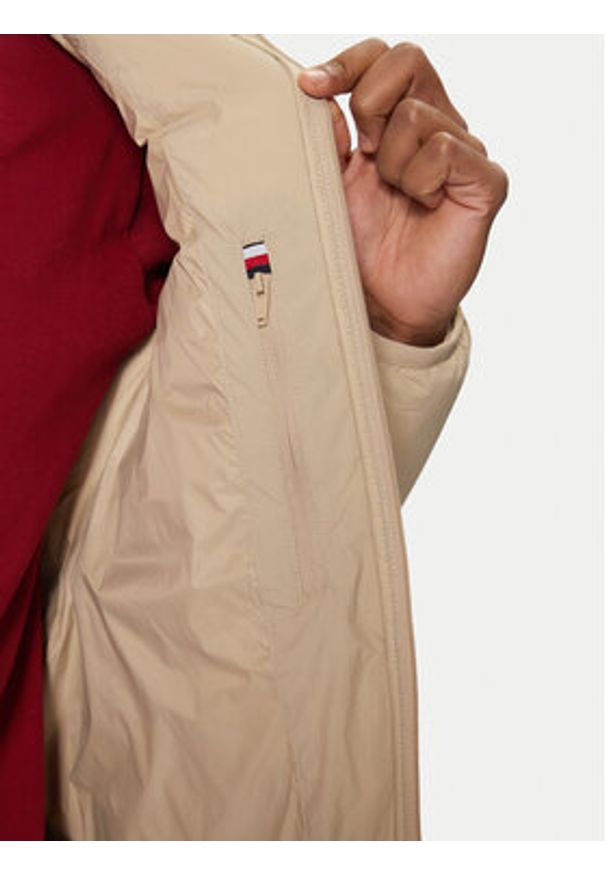 TOMMY HILFIGER - Tommy Hilfiger Kurtka zimowa MW0MW37641 Beżowy Regular Fit. Kolor: beżowy. Materiał: syntetyk. Sezon: zima