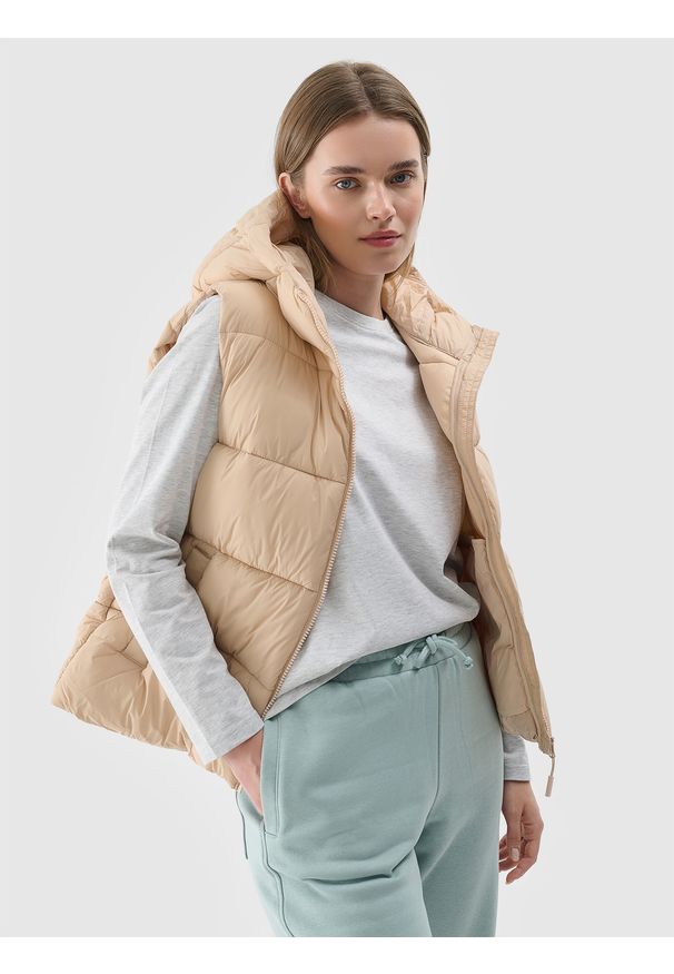 4f - 4F Bezrękawnik puchowy pikowany z kapturem damski - beżowy L. Okazja: na co dzień. Typ kołnierza: kaptur. Kolor: beżowy. Materiał: puch. Długość rękawa: bez rękawów. Długość: krótkie. Styl: klasyczny, casual, sportowy