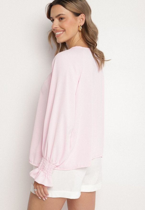 Born2be - Różowa Bluzka z Ozdobnymi Falbankami Emitta. Okazja: na spotkanie biznesowe, do pracy, na co dzień. Typ kołnierza: kołnierz z falbankami. Kolor: różowy. Długość rękawa: długi rękaw. Długość: długie. Styl: elegancki, casual, biznesowy