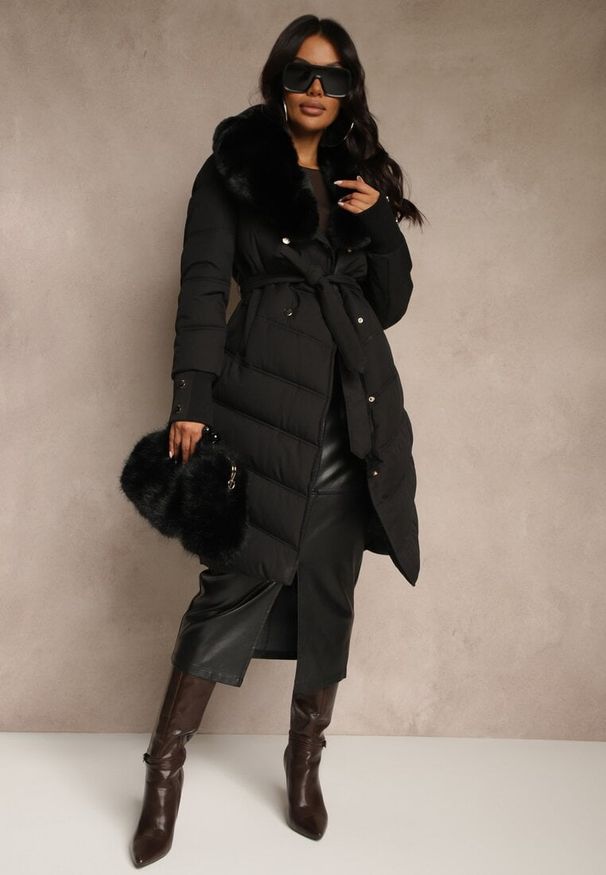 Renee - Czarna Pikowana Kurtka o Eleganckim Kroju z Futerkiem i Wiązanym Paskiem Galinessa. Kolor: czarny. Materiał: futro. Sezon: zima. Styl: elegancki