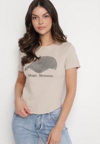 Born2be - Beżowy T-shirt z Bawełny z Nadrukiem Czapki i Cyrkoniami Penilna. Okazja: na co dzień. Kolor: beżowy. Materiał: bawełna. Wzór: nadruk. Styl: klasyczny, casual #3