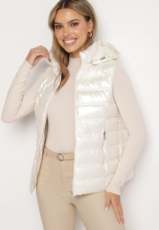 Born2be - Biała Kamizelka z Odpinanym Kapturem i Pikowaniem Zinnethira. Okazja: na co dzień. Kolor: biały. Materiał: jeans. Styl: casual, elegancki