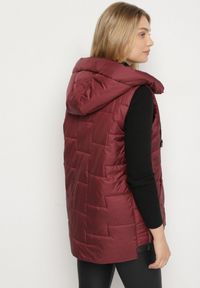 Born2be - Bordowa Pikowana Kamizelka z Kapturem i Sznurkami Imvila. Okazja: na co dzień. Typ kołnierza: kaptur. Kolor: czerwony. Materiał: jeans. Wzór: aplikacja. Styl: elegancki, casual, klasyczny #3