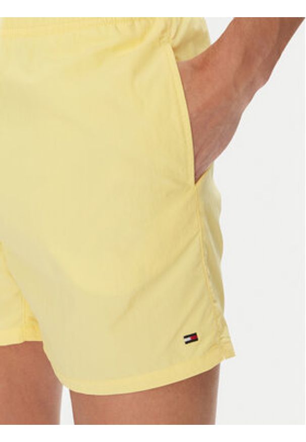 TOMMY HILFIGER - Tommy Hilfiger Szorty kąpielowe UM0UM03477 Żółty Regular Fit. Kolor: żółty. Materiał: syntetyk