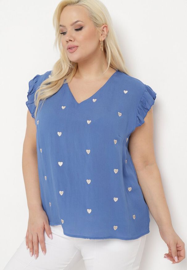 Born2be - Niebieska Bluzka Top z Falbankami Przy Ramionach w Serduszkowy Wzór Salixia. Okazja: na co dzień. Typ kołnierza: kołnierz z falbankami. Kolor: niebieski. Materiał: jeans, tkanina. Długość: krótkie. Styl: elegancki, casual