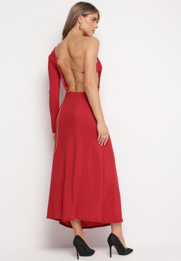 Born2be - Czerwona Sukienka Maxi o Asymetrycznym Kroju z Łańcuszkiem Verdisa. Kolor: czerwony. Wzór: aplikacja. Typ sukienki: asymetryczne. Styl: elegancki. Długość: maxi
