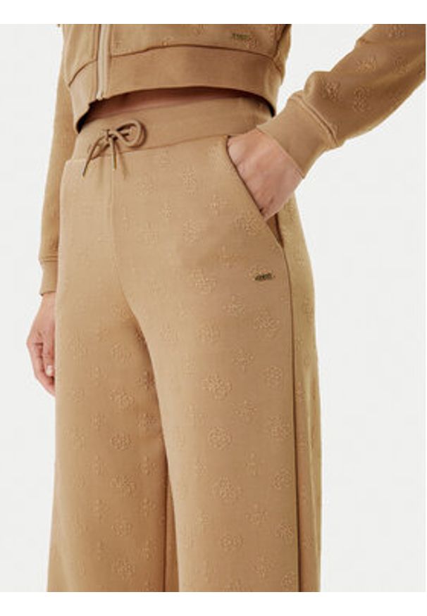 Guess Spodnie dresowe V5YB19 KBSL2 Beżowy Regular Fit. Kolor: beżowy. Materiał: syntetyk