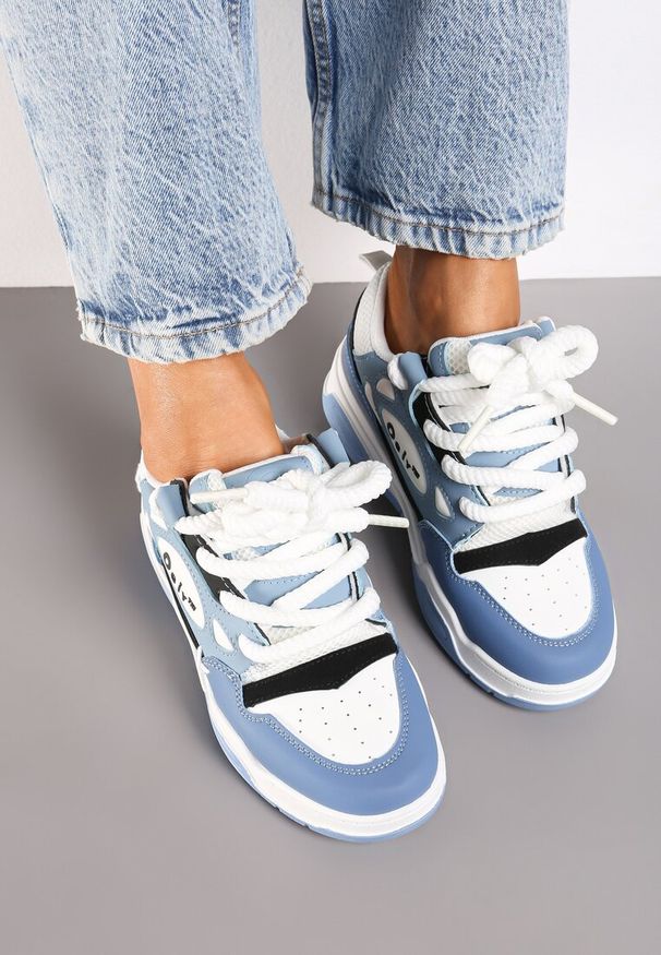 Renee - Niebieskie Sneakersy na Płaskiej Podeszwie Ozdobione Szerokimi Sznurówkami Veniefra. Okazja: na spotkanie biznesowe, na co dzień. Nosek buta: okrągły. Kolor: niebieski. Materiał: jeans. Wzór: aplikacja. Sezon: wiosna, lato. Obcas: na płaskiej podeszwie