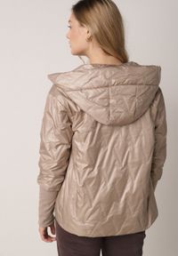 Born2be - Brązowa Kurtka z Kapturem Pikowana z Materiałowymi Wykończeniami Sofie. Okazja: na co dzień. Typ kołnierza: kaptur. Kolor: brązowy. Materiał: materiał. Styl: casual #5