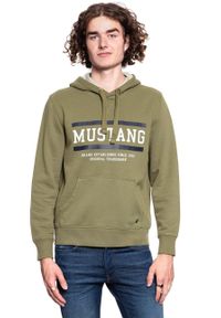 Mustang - MUSTANG BLUZA Bennet H Logo BURNT OLIVE 1008008 6358. Typ kołnierza: kaptur #8