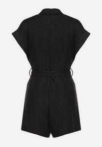 Born2be - Czarny Krótki Kombinezon z Zapinany na Guziki z Wiązaniem w Talii Senadea. Kolor: czarny. Długość rękawa: krótki rękaw. Długość: krótkie #6