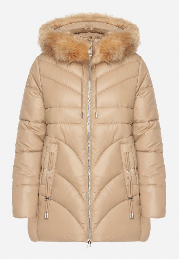 Born2be - Beżowa Pikowana Kurtka o Trapezowym Kroju z Kapturem i Odpinanym Futerkiem Deolaine. Okazja: na co dzień. Typ kołnierza: kaptur. Kolor: beżowy. Materiał: futro. Długość rękawa: długi rękaw. Długość: długie. Styl: casual, elegancki